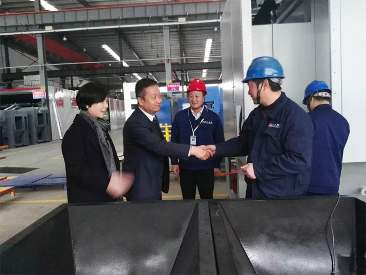 航天凱天董事長宋衛武節前慰問困難黨員與職工