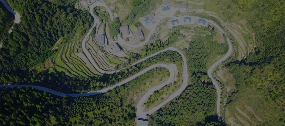 基地占地約2000m<sup>2</sup>，布置有公司在工廠環境空氣污染治理、大氣污染治理、水污染治理、環境修複以及固廢處理等領域引進或研制的中試樣機、産品和配套設施等，開展技術研究、産品開發、污染物檢測、小試、中試等科研工作，承擔環保新工藝、新産品、新材料和新裝備等研發任務，促進技術發展和成果轉化，提升公司技術實力。